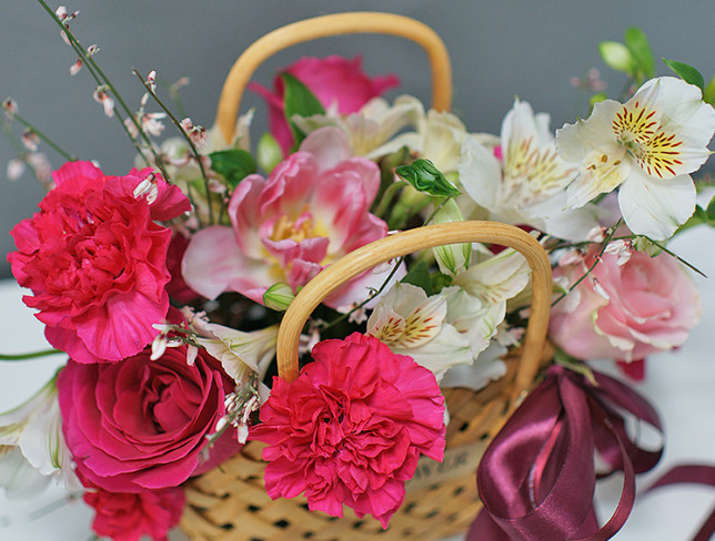 Корзиночка с розами "Весна" Фото